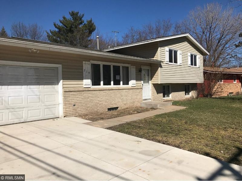 719 Hull Rd, Anoka, MN 55303