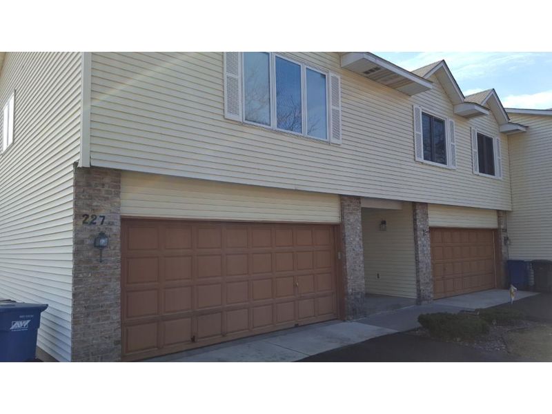 2276 Skillman Ave E, Maplewood, MN 55109