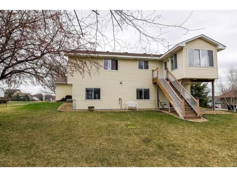 1507 Thistle Ln, Shakopee, MN 55379