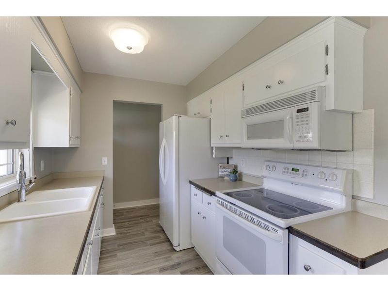 941 Whitney Dr, Apple Valley, MN 55124