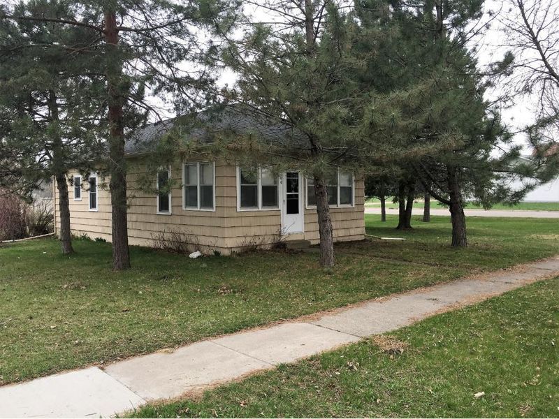 200 S Park Ave, Le Center, MN 56057