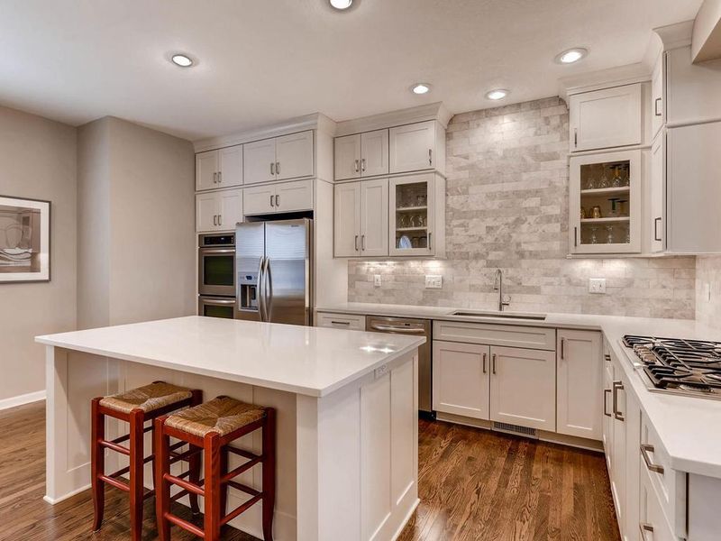 114 Edgewood Ct, Wayzata, MN 55391
