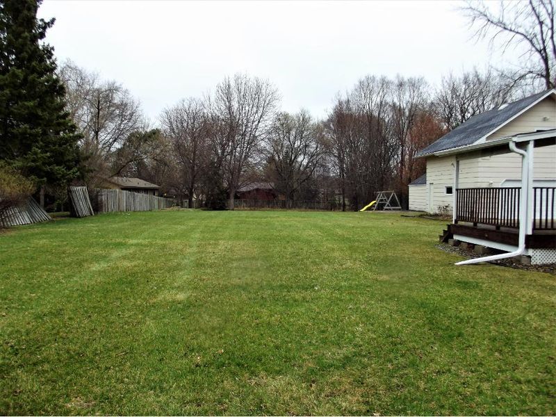 2275 Leona Dr, New Brighton, MN 55112