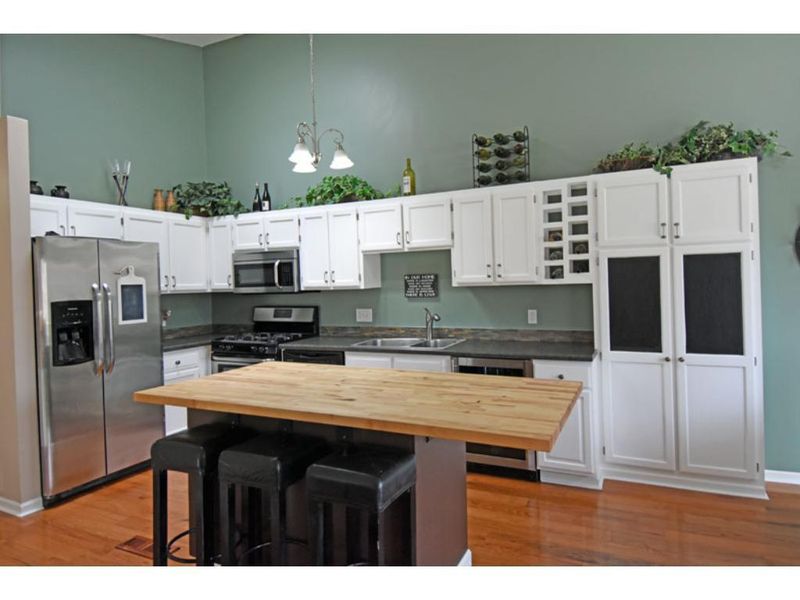 1045 Aston Cir, Burnsville, MN 55337