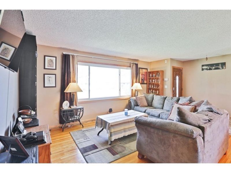 1439 Woodhill Rd, Burnsville, MN 55337