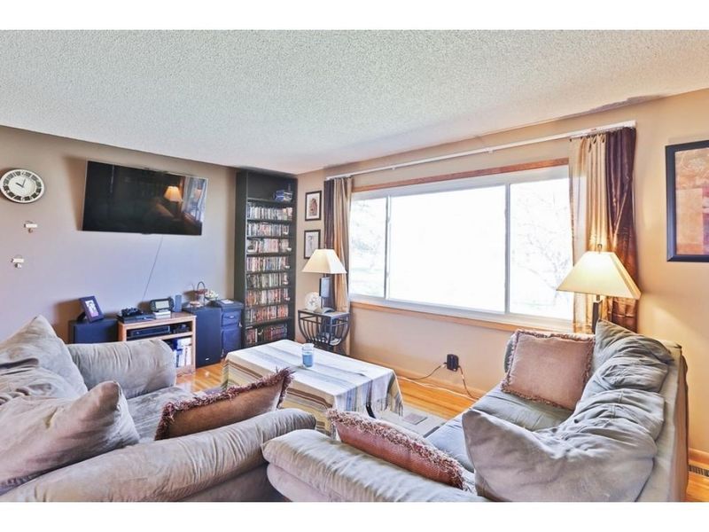 1439 Woodhill Rd, Burnsville, MN 55337