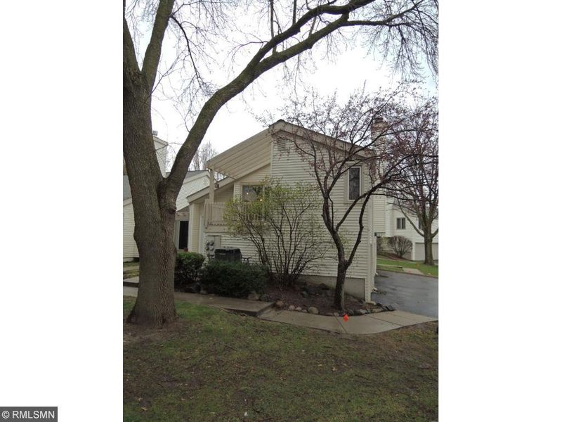 341 Elan Ct, Woodbury, MN 55125