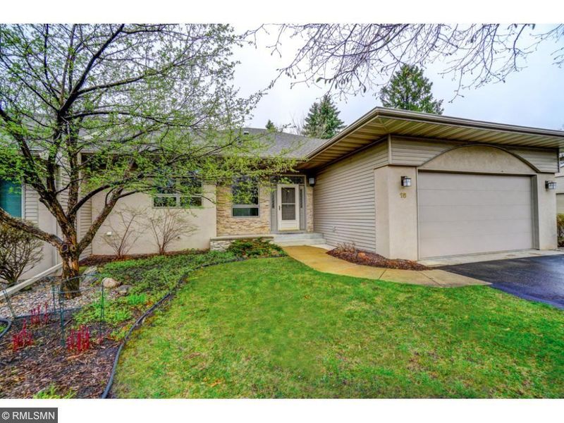 16 Summit Ridge Dr, North Oaks, MN 55127
