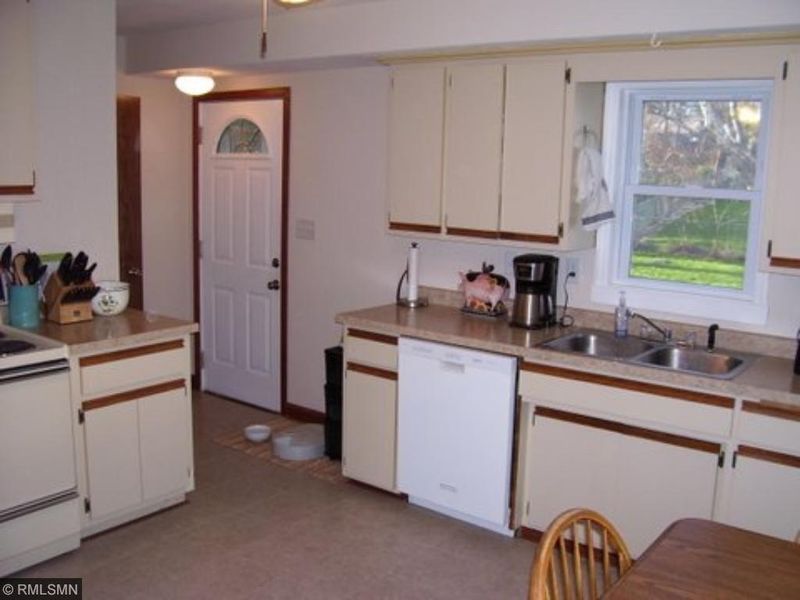 2345 Shawnee Dr, North Saint Paul, MN 55109