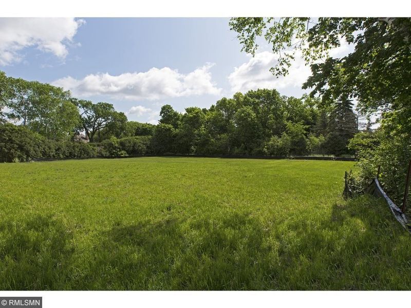 460 Highcroft Rd, Wayzata, MN 55391