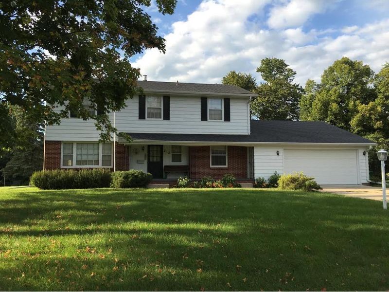 213 Hillcrest Way, Le Sueur, MN 56058