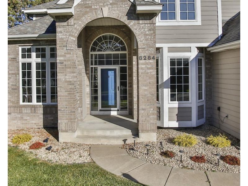 8284 Emerald Ln, Woodbury, MN 55125