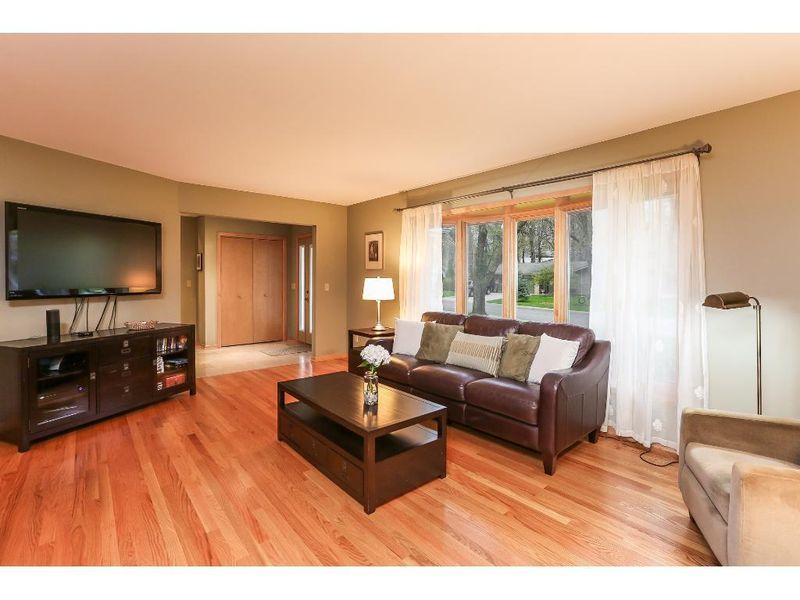 3101 Churchill St, Roseville, MN 55113