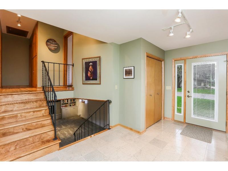 3101 Churchill St, Roseville, MN 55113