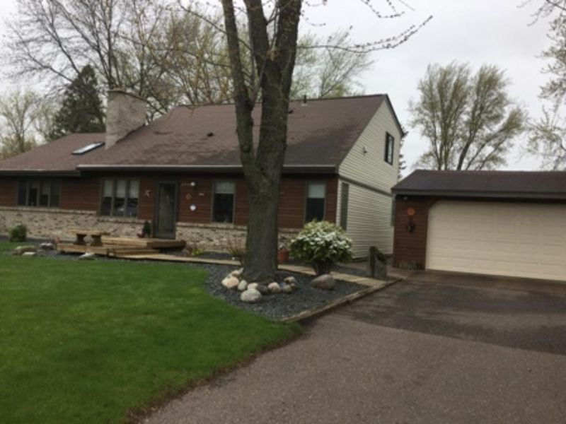 2707 Geranium Ave E, Maplewood, MN 55119