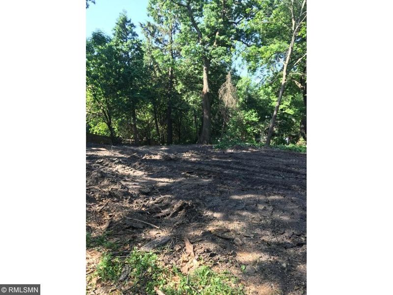 1052 E Circle Dr, Wayzata, MN 55391