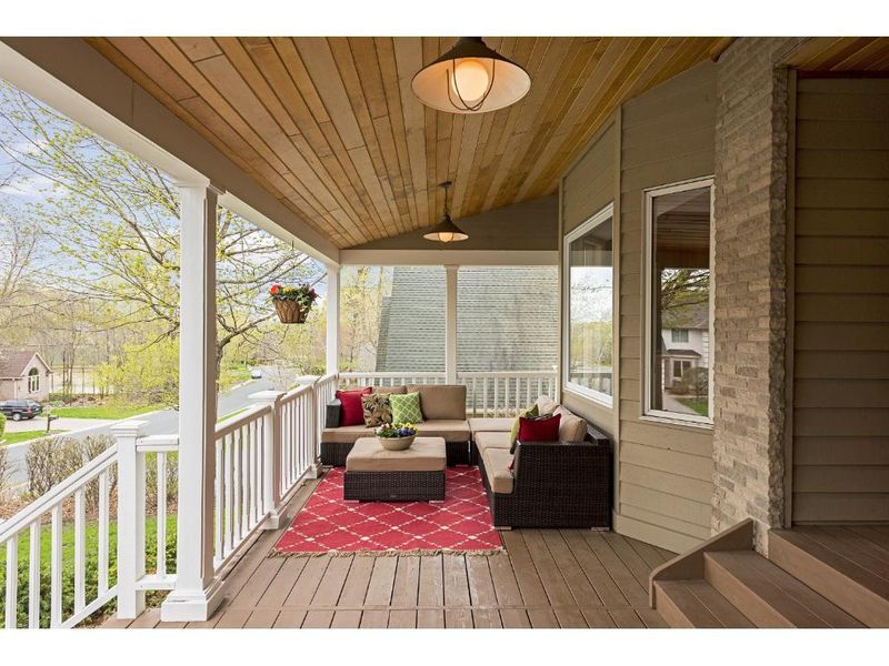 591 Bighorn Dr, Chanhassen, MN 55317