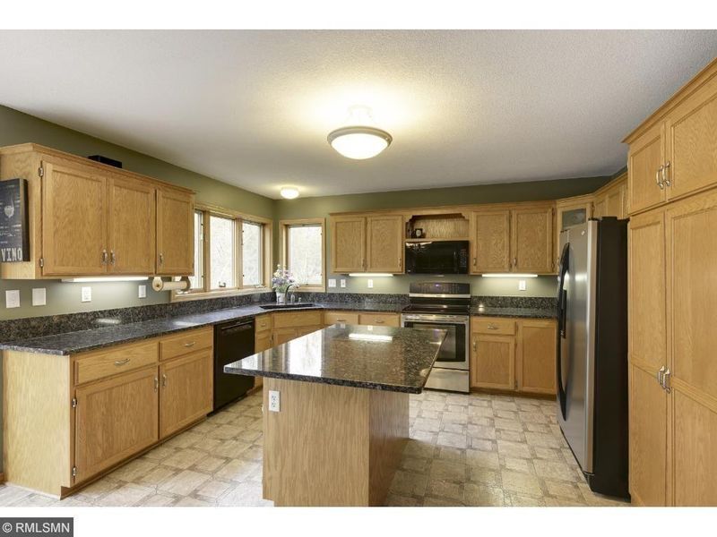 760 Alexander Cir, Chaska, MN 55318