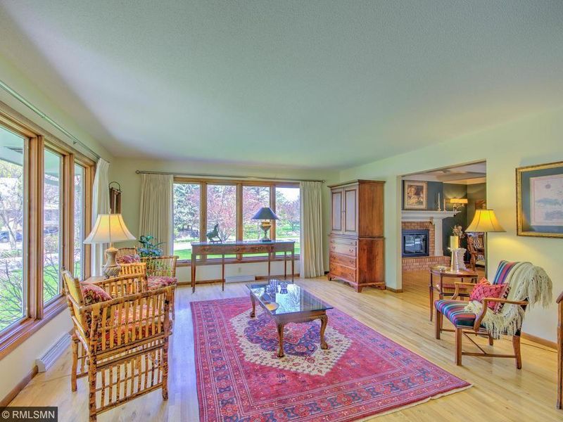 841 Oriole Ln, Chaska, MN 55318