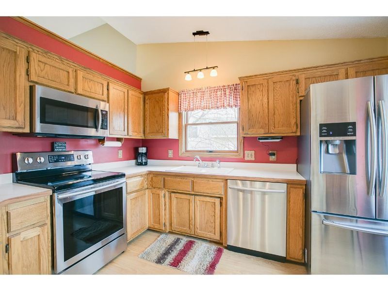 7162 44th St N, Oakdale, MN 55128