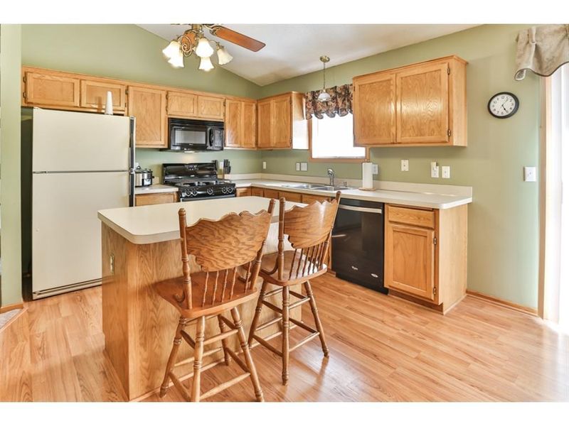 2460 Homestead Ave N, Oakdale, MN 55128