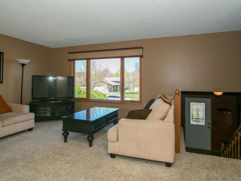 16243 Excelsior Dr, Rosemount, MN 55068