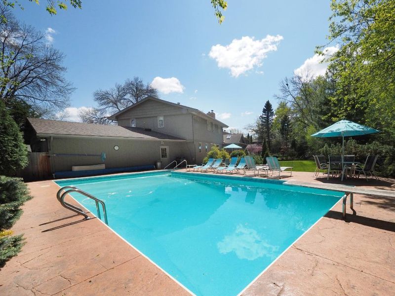 1915 Noble Dr, Golden Valley, MN 55422