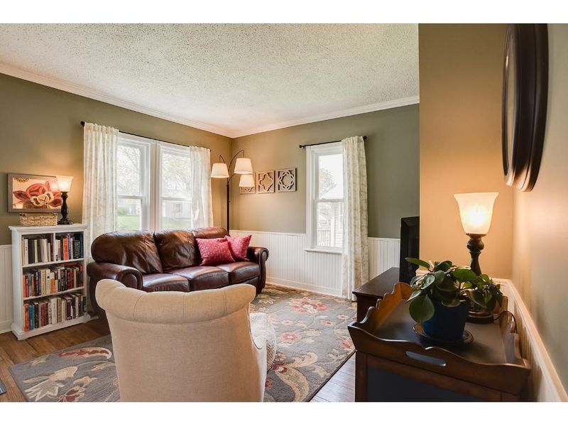 1094 Oxford St N, Saint Paul, MN 55103
