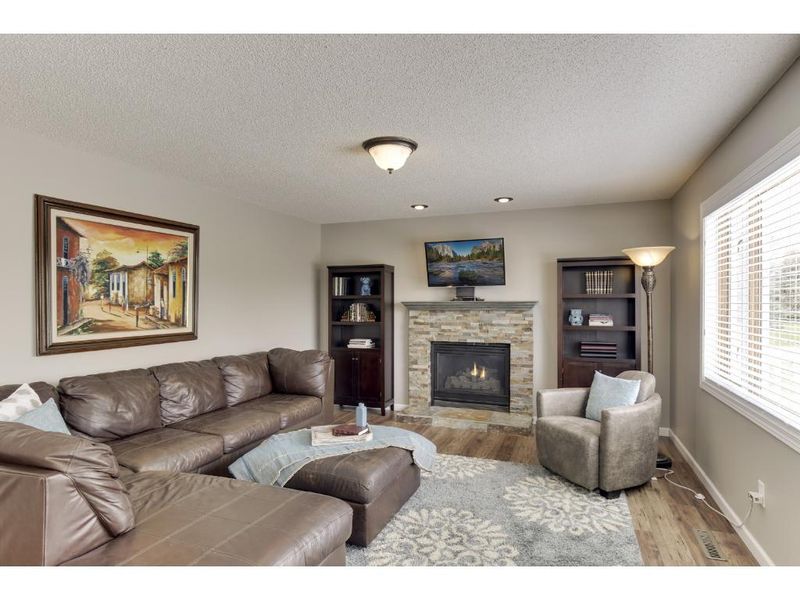 16516 Hyland Ct, Lakeville, MN 55044
