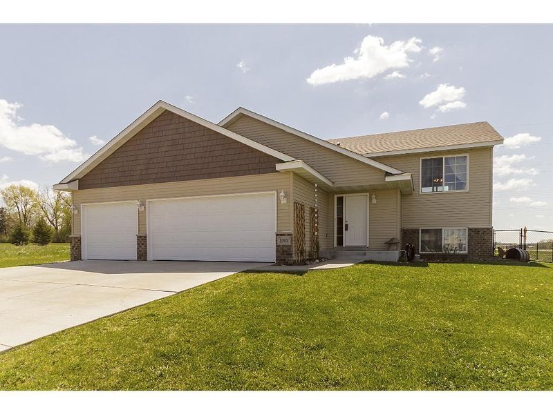1202 Olivia St SE, New Prague, MN 56071
