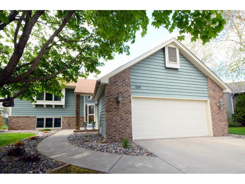 1314 Bridle Path Ct, Woodbury, MN 55125