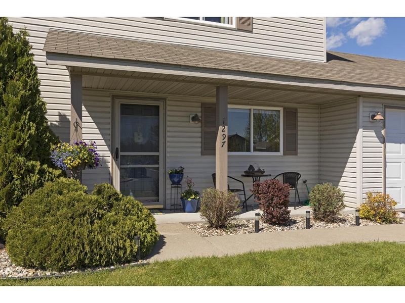 1297 Creekside Dr, Waconia, MN 55387