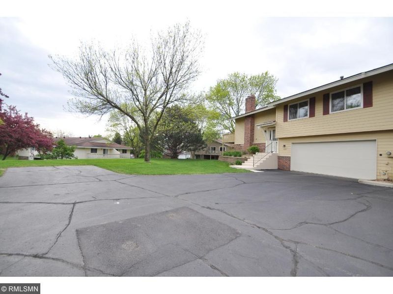 11121 Xavier Cir, Bloomington, MN 55437