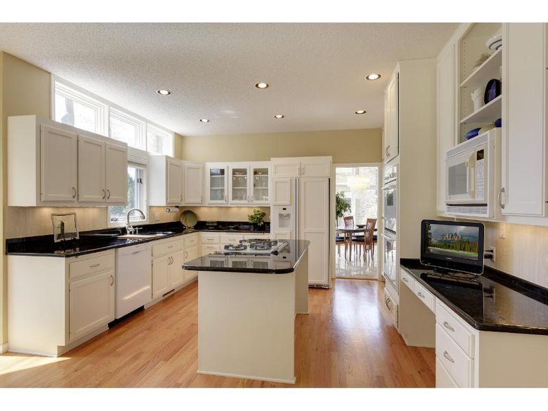 9432 Olympia Dr, Eden Prairie, MN 55347