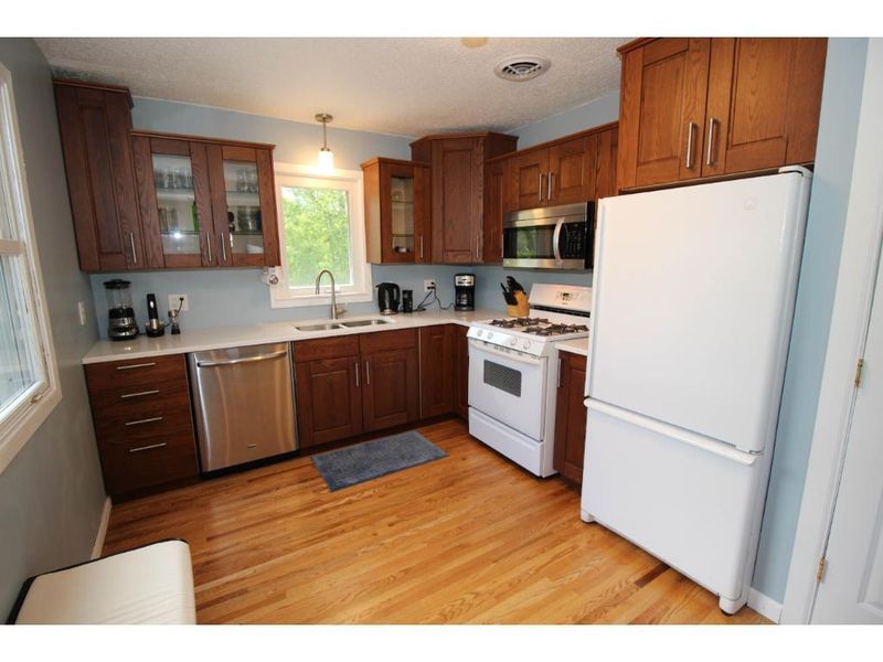 418 Hiawatha Ave, Hopkins, MN 55343