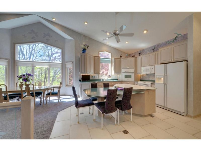 1502 Violet Ln, Eagan, MN 55122