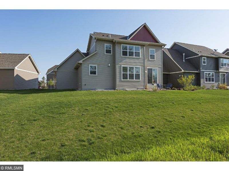 1087 Rosemary Cir, Chaska, MN 55318