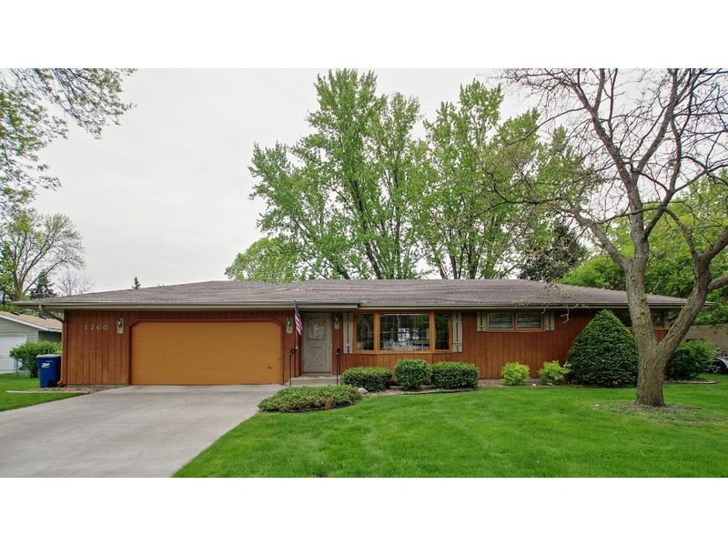 1760 Emerald Dr, New Brighton, MN 55112