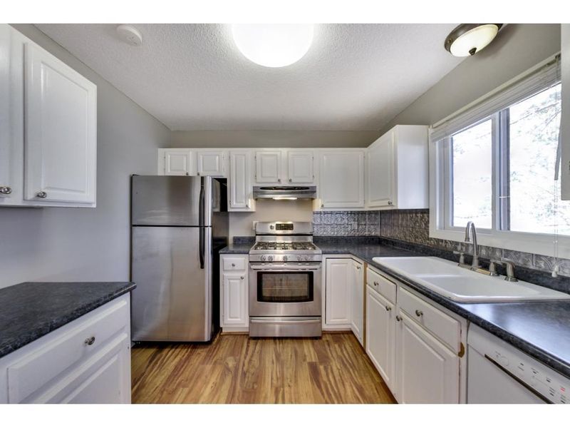 13705 Heather Hills Dr, Burnsville, MN 55337