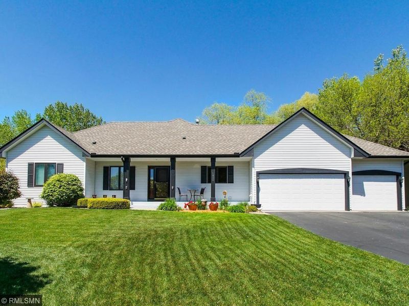 1804 Commonwealth Dr, Burnsville, MN 55337