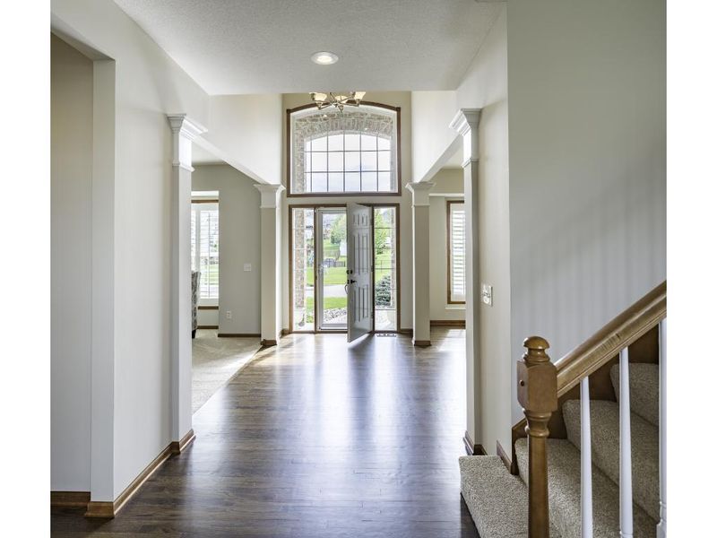 2444 Grey Eagle Dr, Woodbury, MN 55129