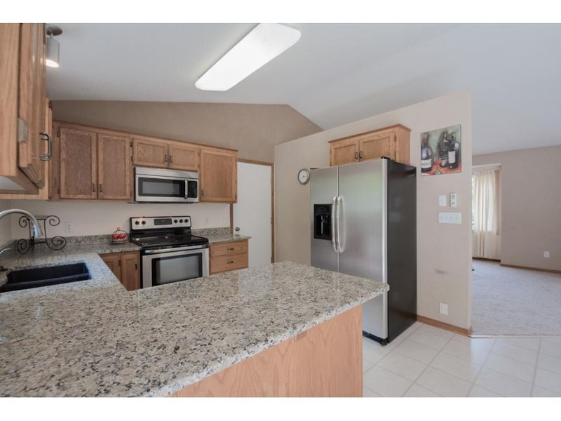 706 Hay Lake Ct, Eagan, MN 55123