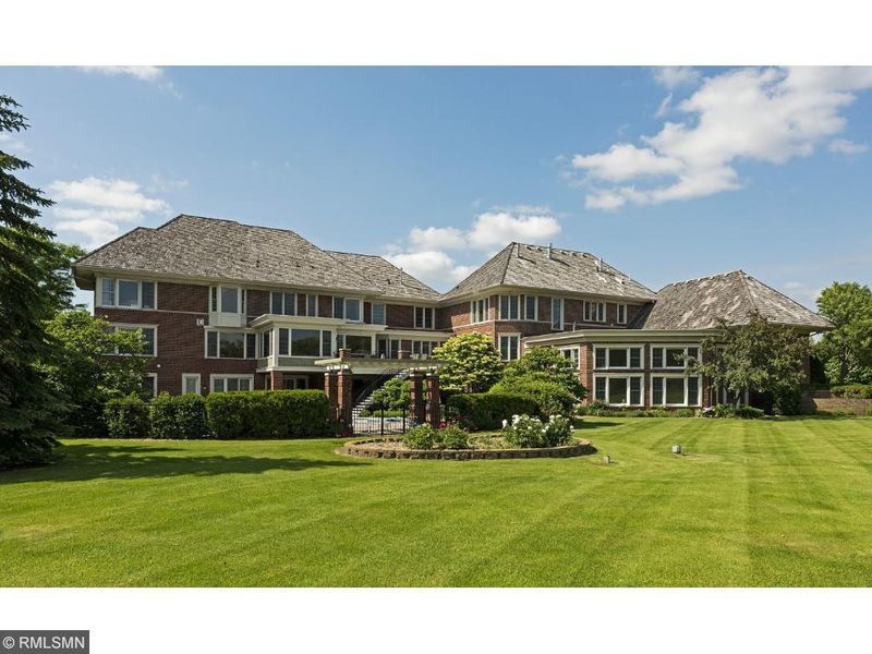 190 Spur Cir, Wayzata, MN 55391