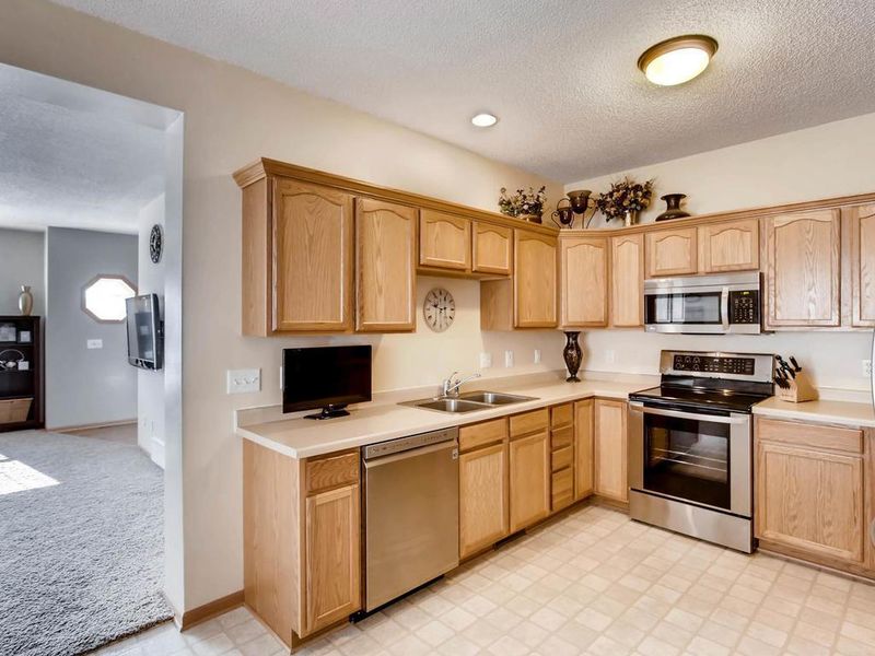 2847 Faulkner Dr, Chaska, MN 55318