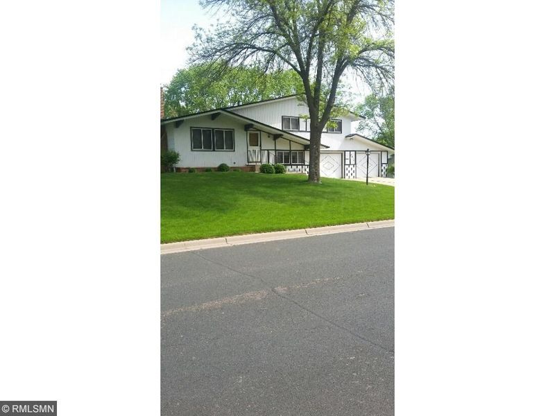 8400 Patsy Ln, Golden Valley, MN 55427