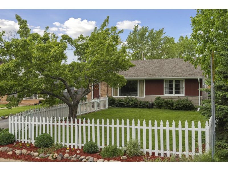 5112 W 49th St, Edina, MN 55436