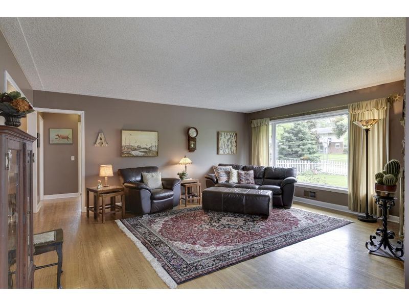 5112 W 49th St, Edina, MN 55436