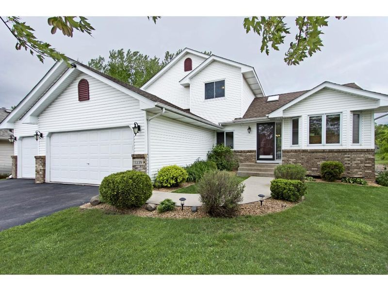 5239 Heath Ave N, Oakdale, MN 55128