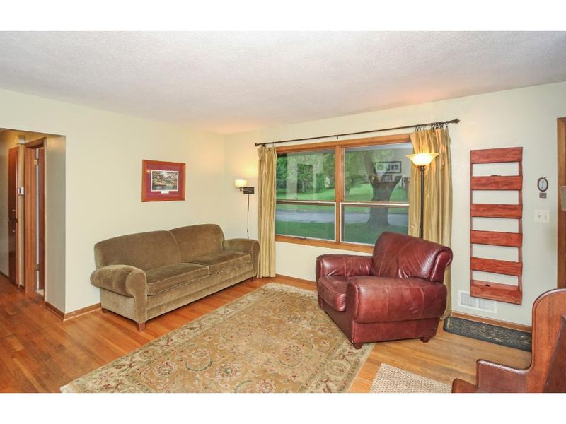 631 Iona Ln, Roseville, MN 55113