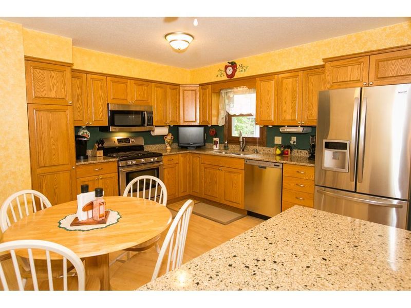 3020 Meyer Ct, Maplewood, MN 55109
